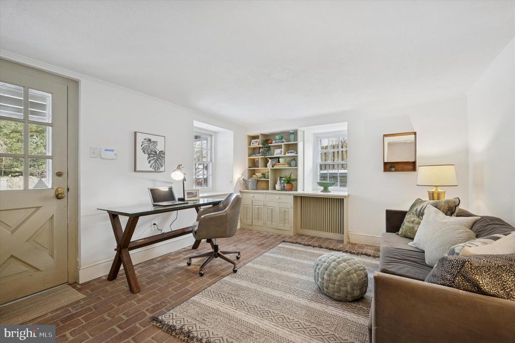 112 W GRAVERS LANE