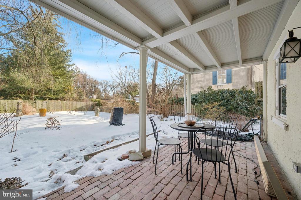 112 W GRAVERS LANE