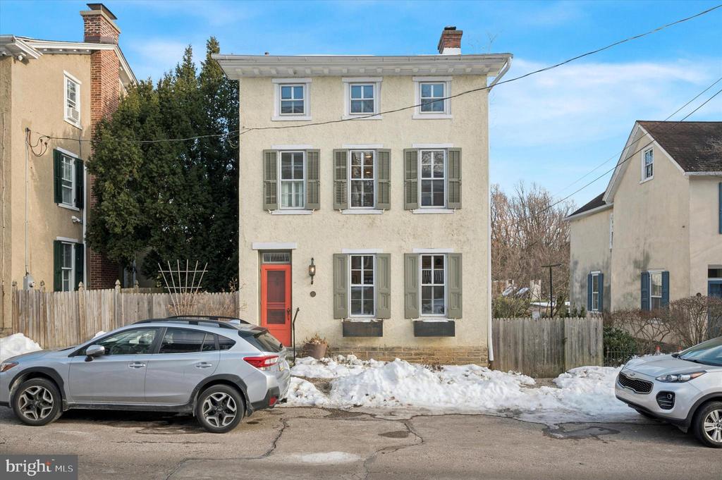 112 W GRAVERS LANE