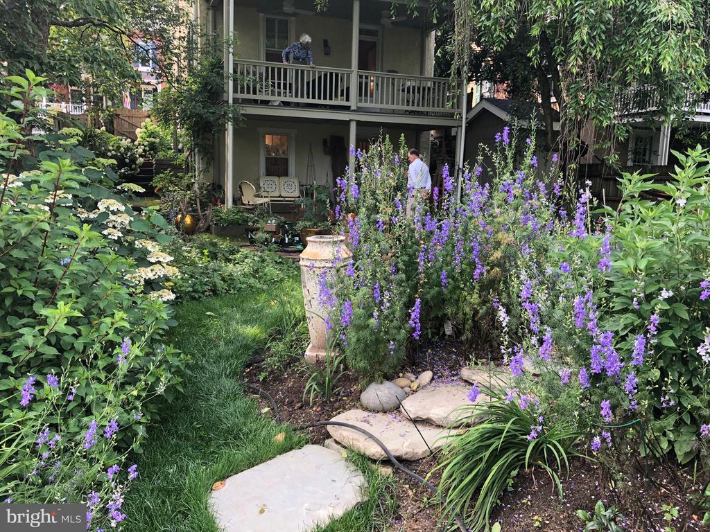 112 W GRAVERS LANE