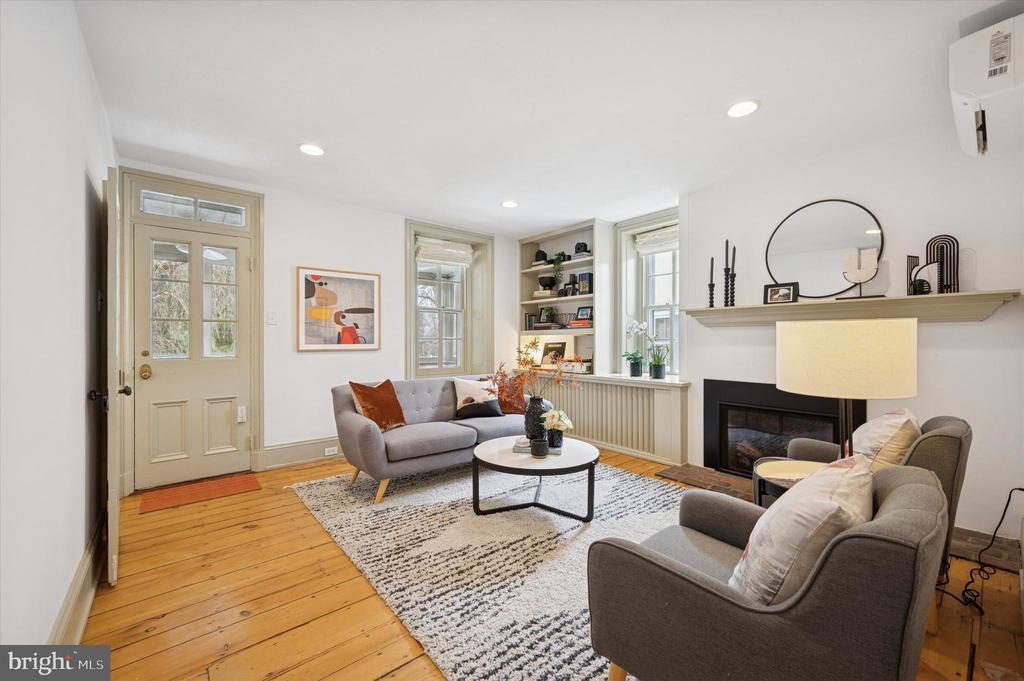 112 W GRAVERS LANE