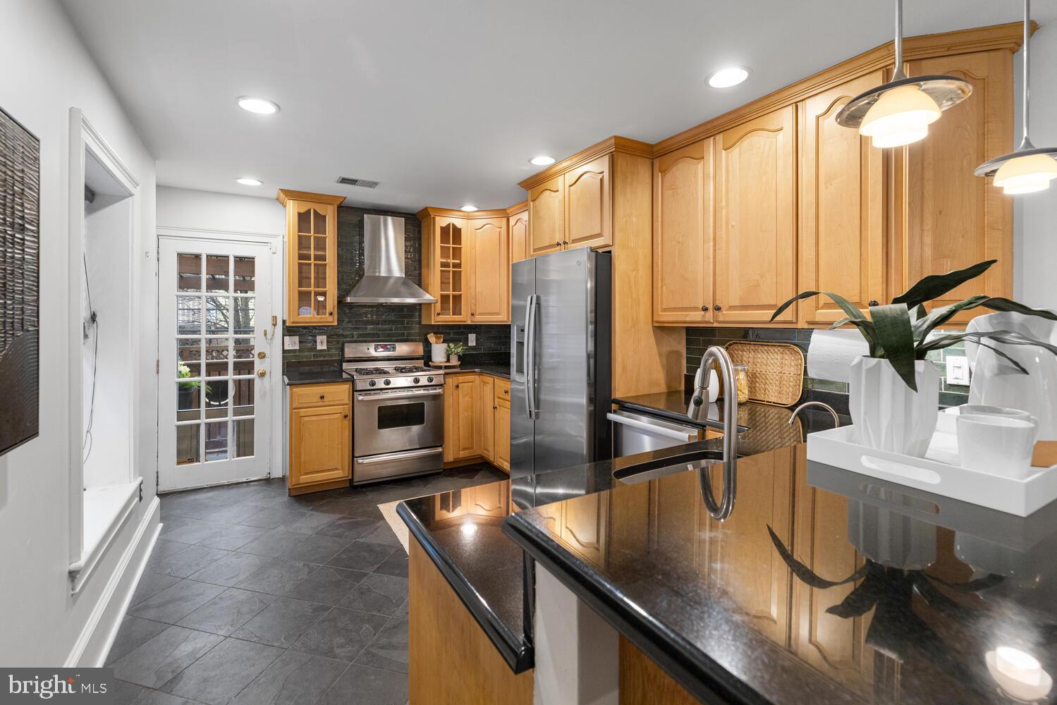 2214 BRANDYWINE STREET