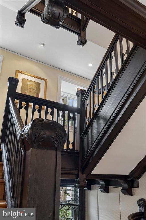 8111 SAINT MARTINS LANE