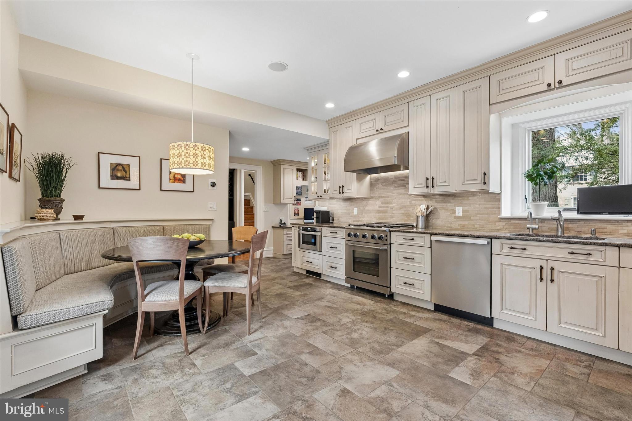 8111 SAINT MARTINS LANE