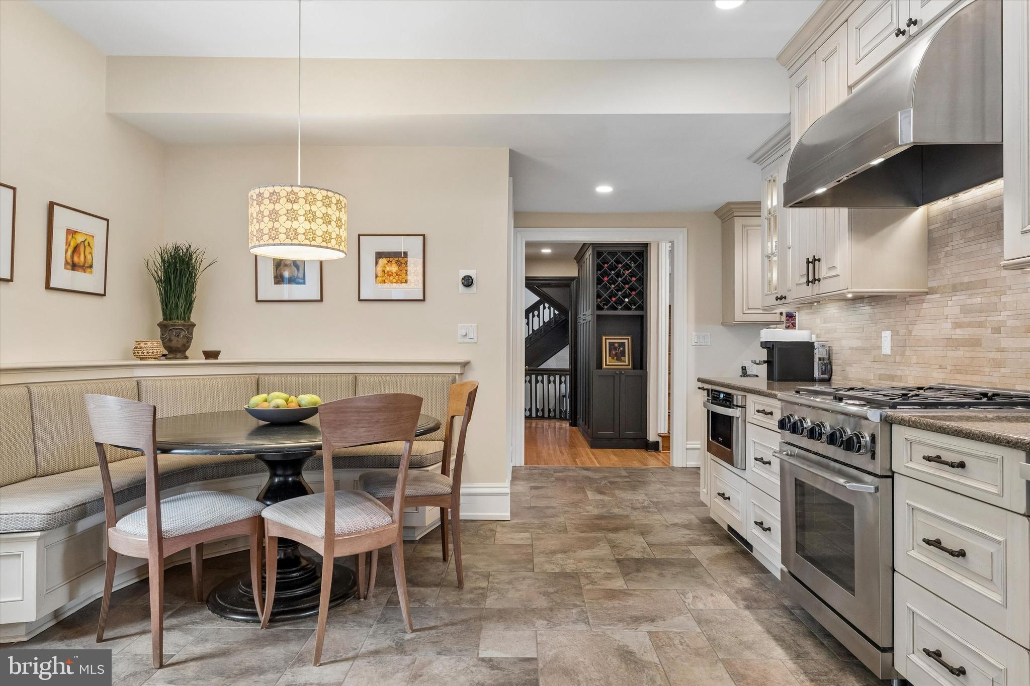 8111 SAINT MARTINS LANE