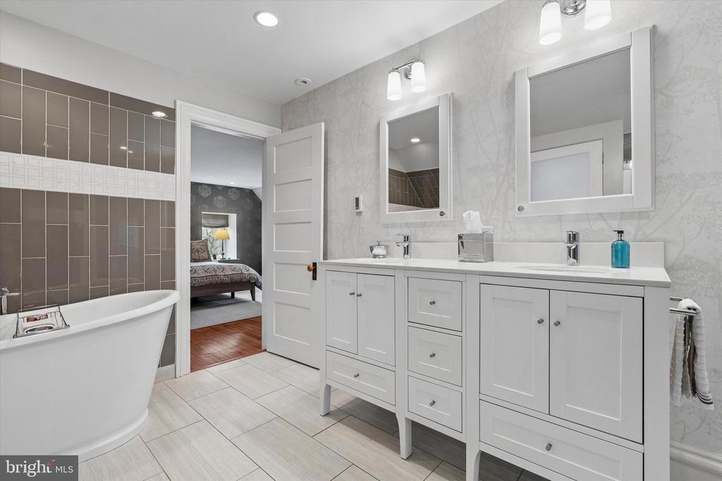 8111 SAINT MARTINS LANE