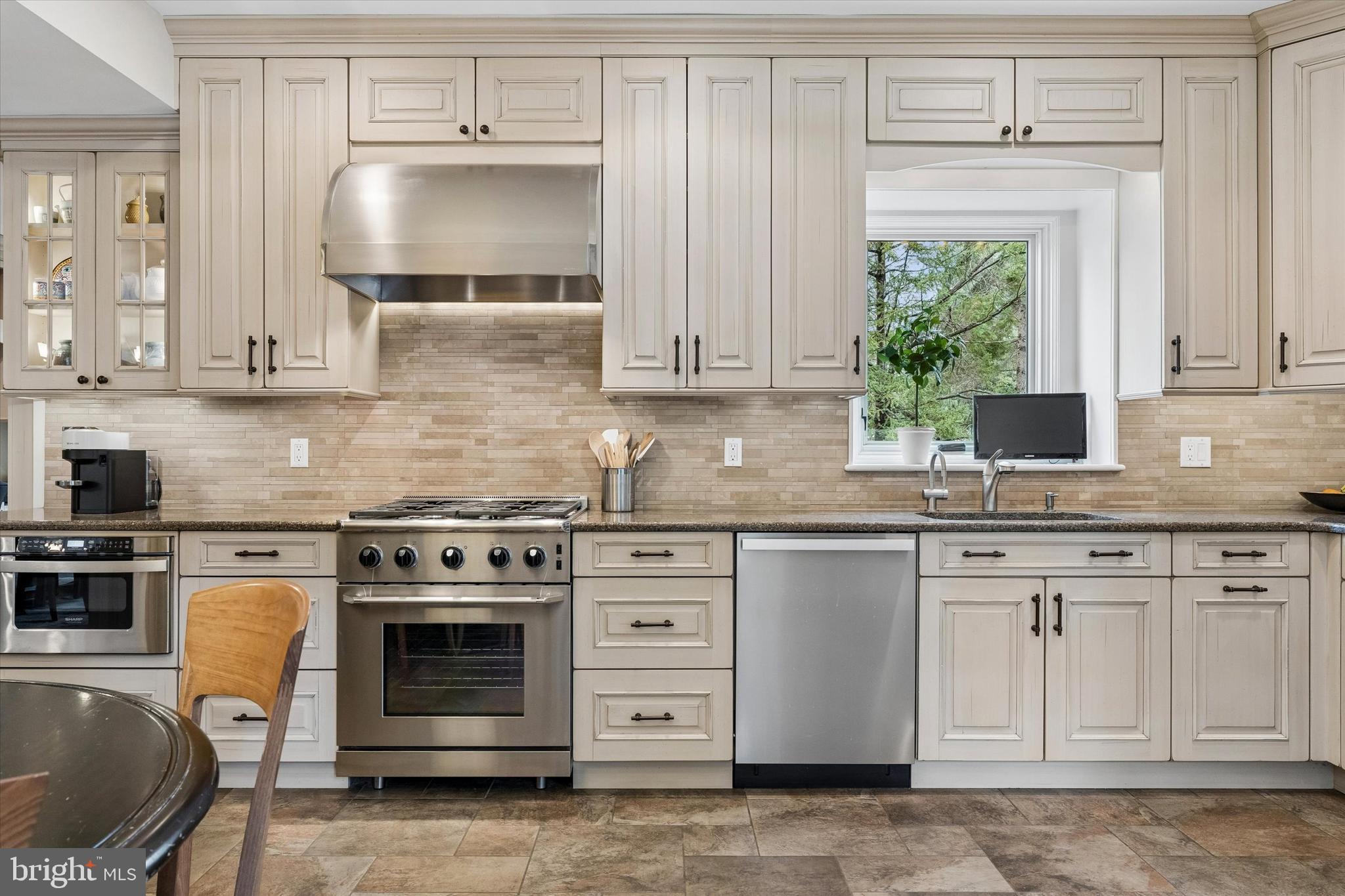 8111 SAINT MARTINS LANE