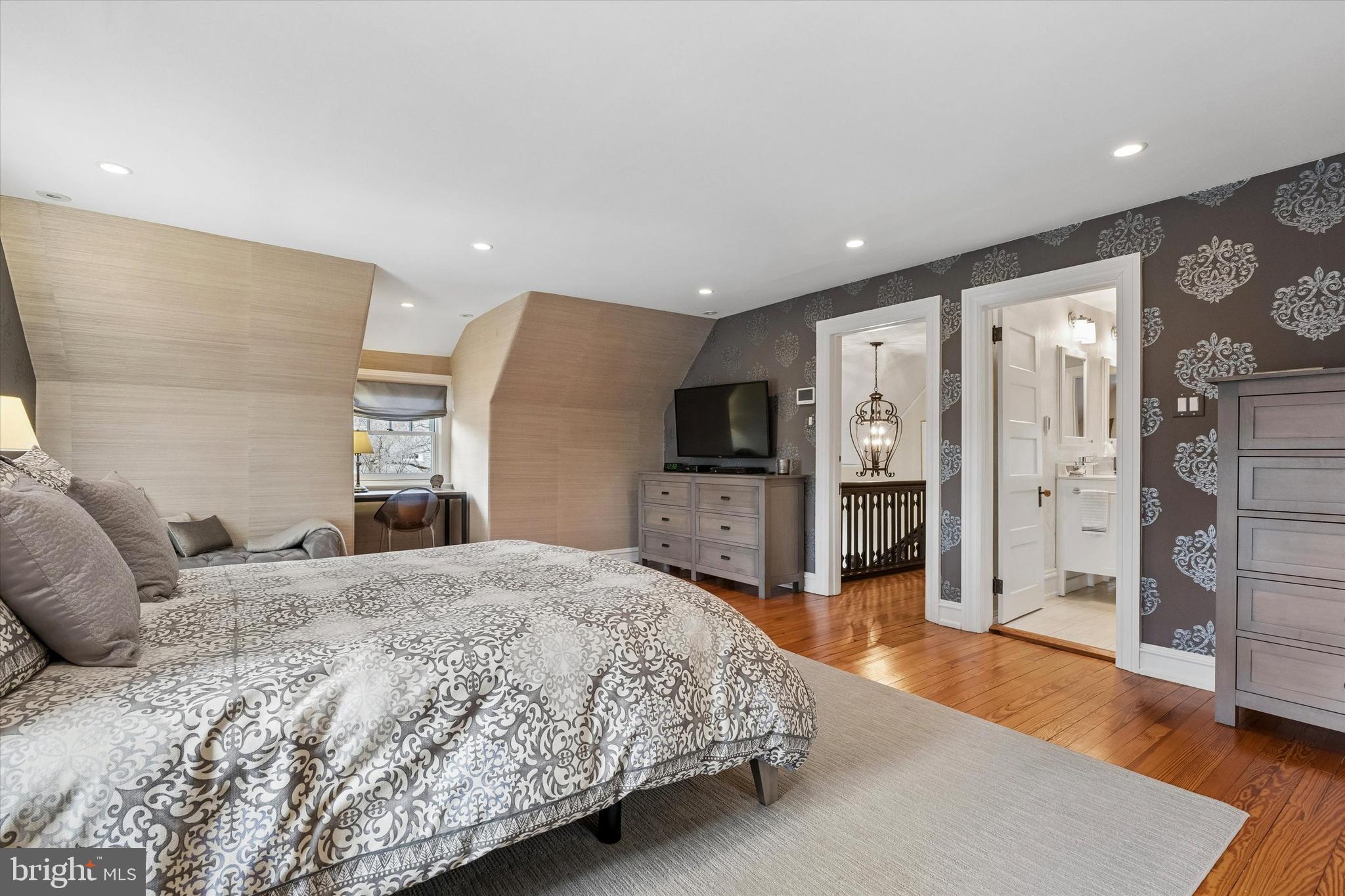 8111 SAINT MARTINS LANE