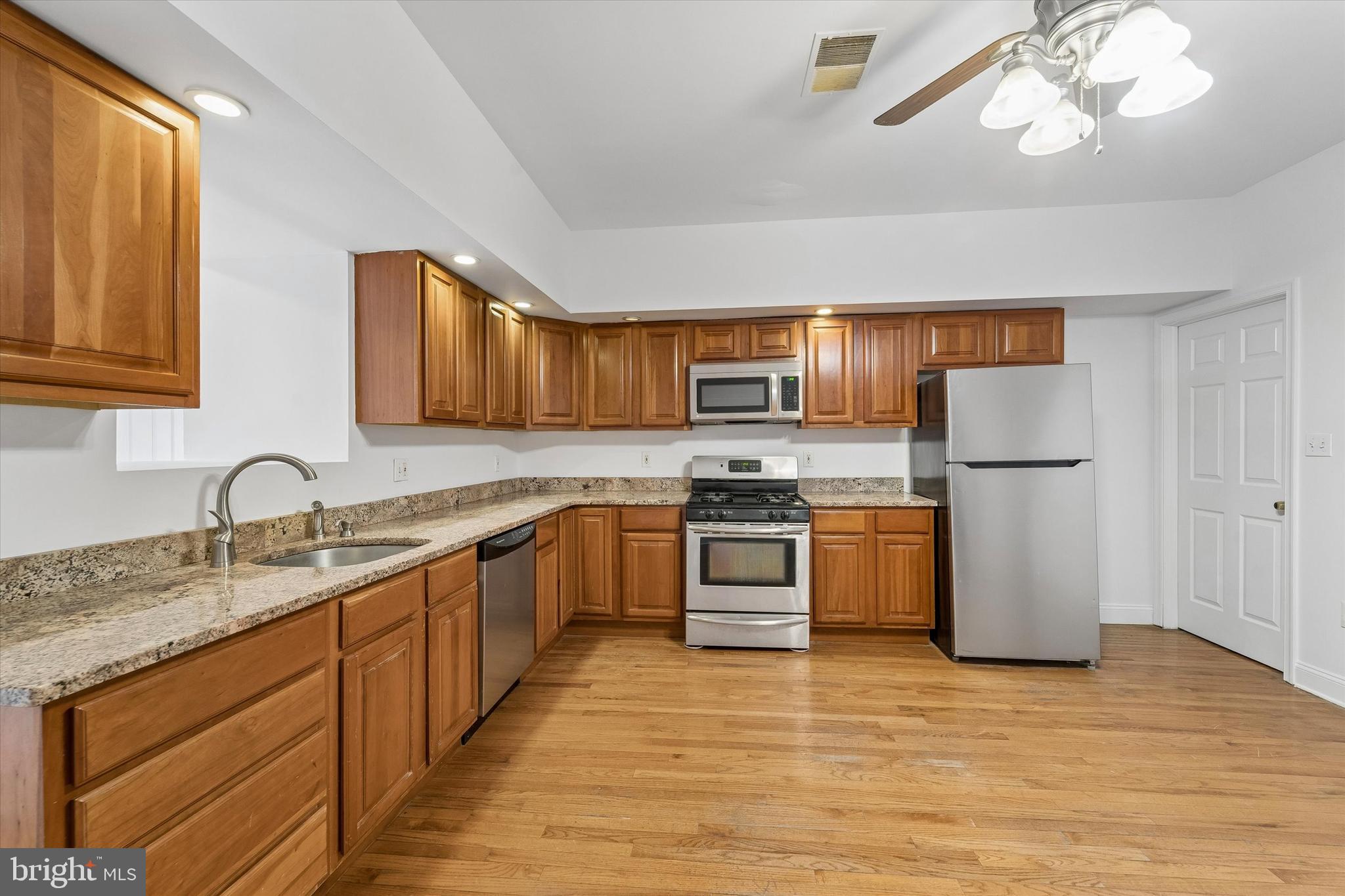 3452 SUNNYSIDE AVENUE