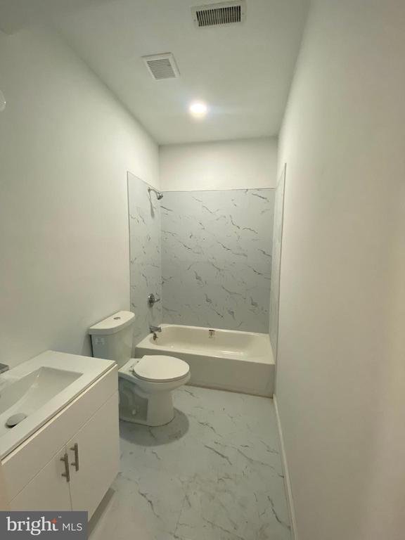 260 W JOHNSON STREET 2L