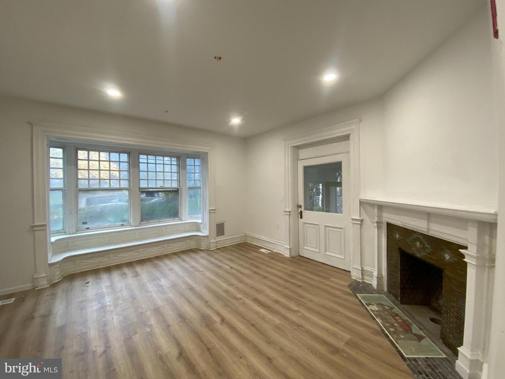 260 W JOHNSON STREET 2L