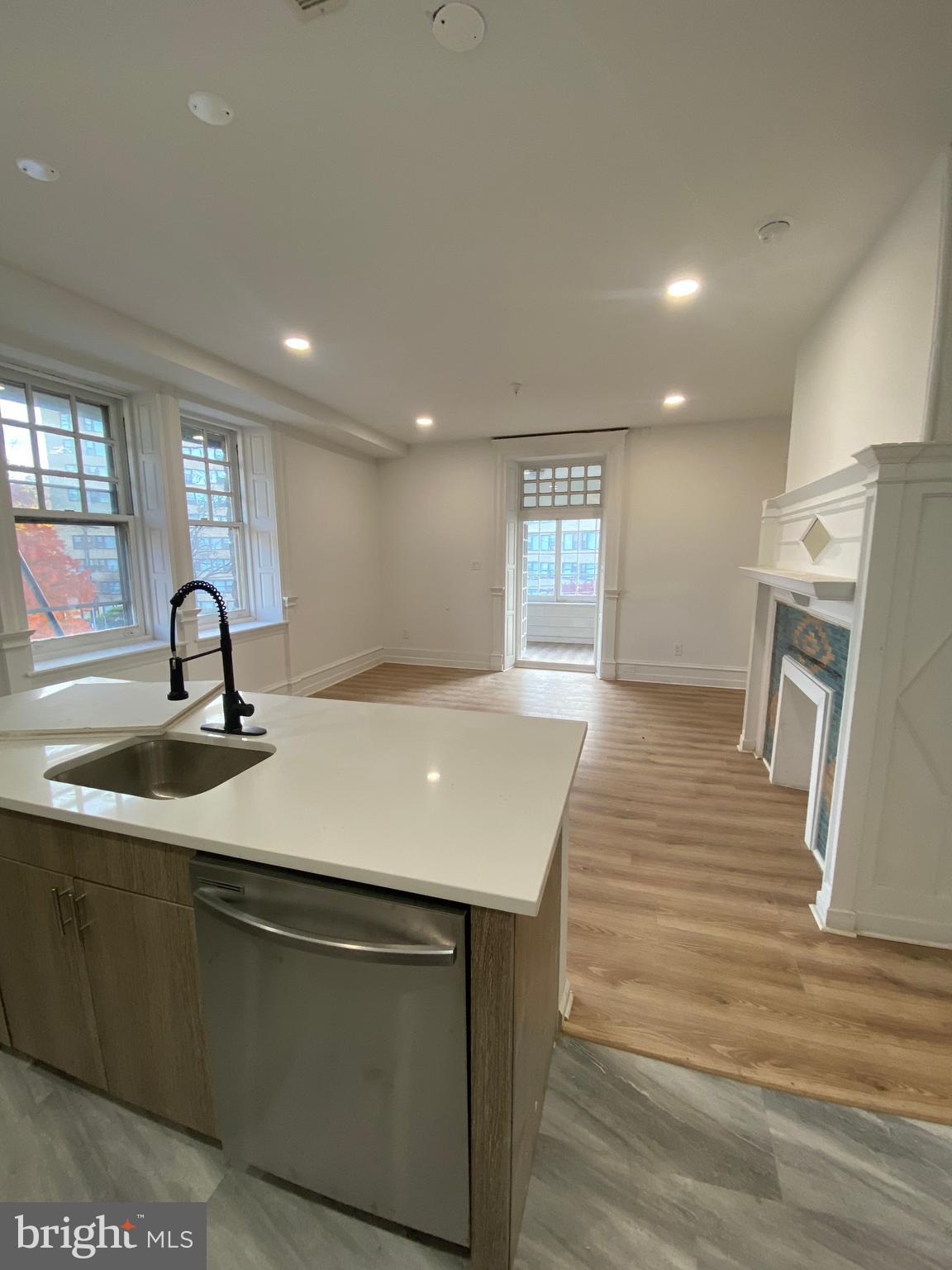 260 W JOHNSON STREET 2L