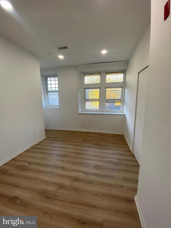 260 W JOHNSON STREET 2L