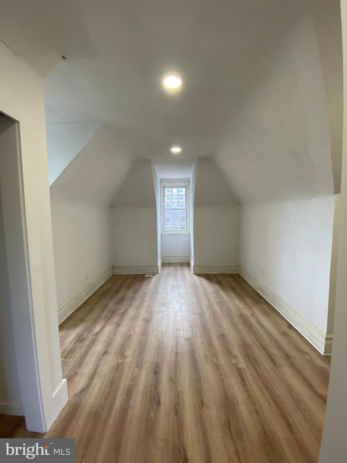 260 W JOHNSON STREET 7