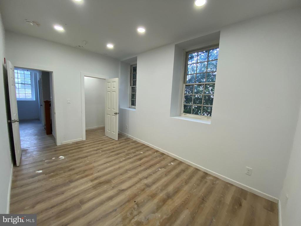 260 W JOHNSON STREET 7