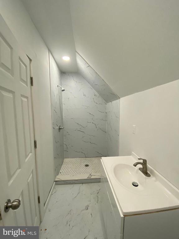 260 W JOHNSON STREET 7
