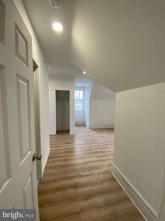 260 W JOHNSON STREET 7
