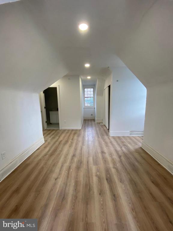 260 W JOHNSON STREET 7