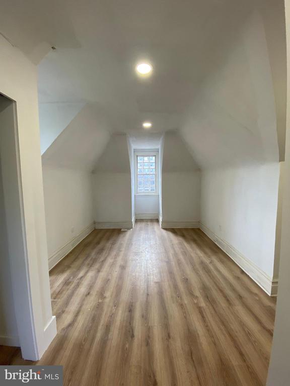 260 W JOHNSON STREET 7
