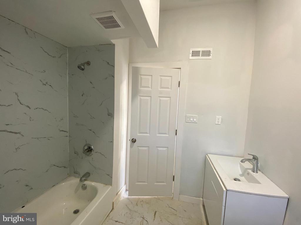 260 W JOHNSON STREET 7