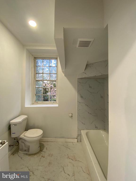 260 W JOHNSON STREET 7