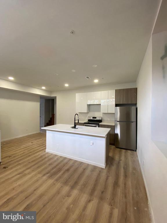 260 W JOHNSON STREET 7