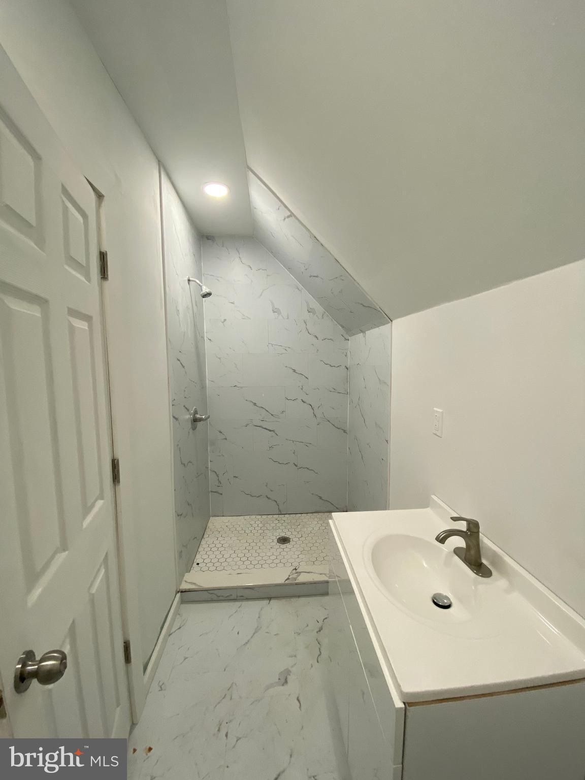 260 W JOHNSON STREET 7