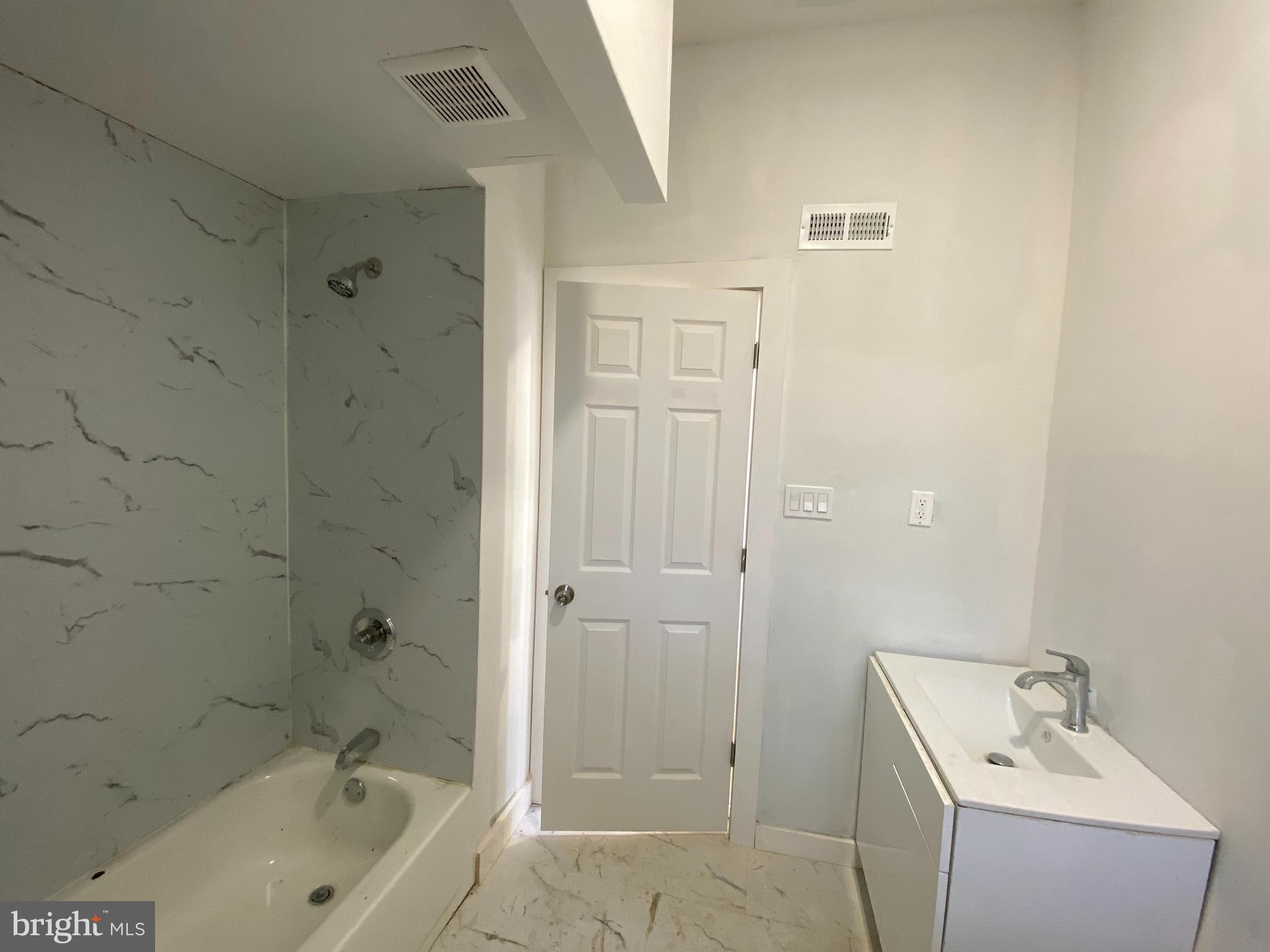 260 W JOHNSON STREET 7
