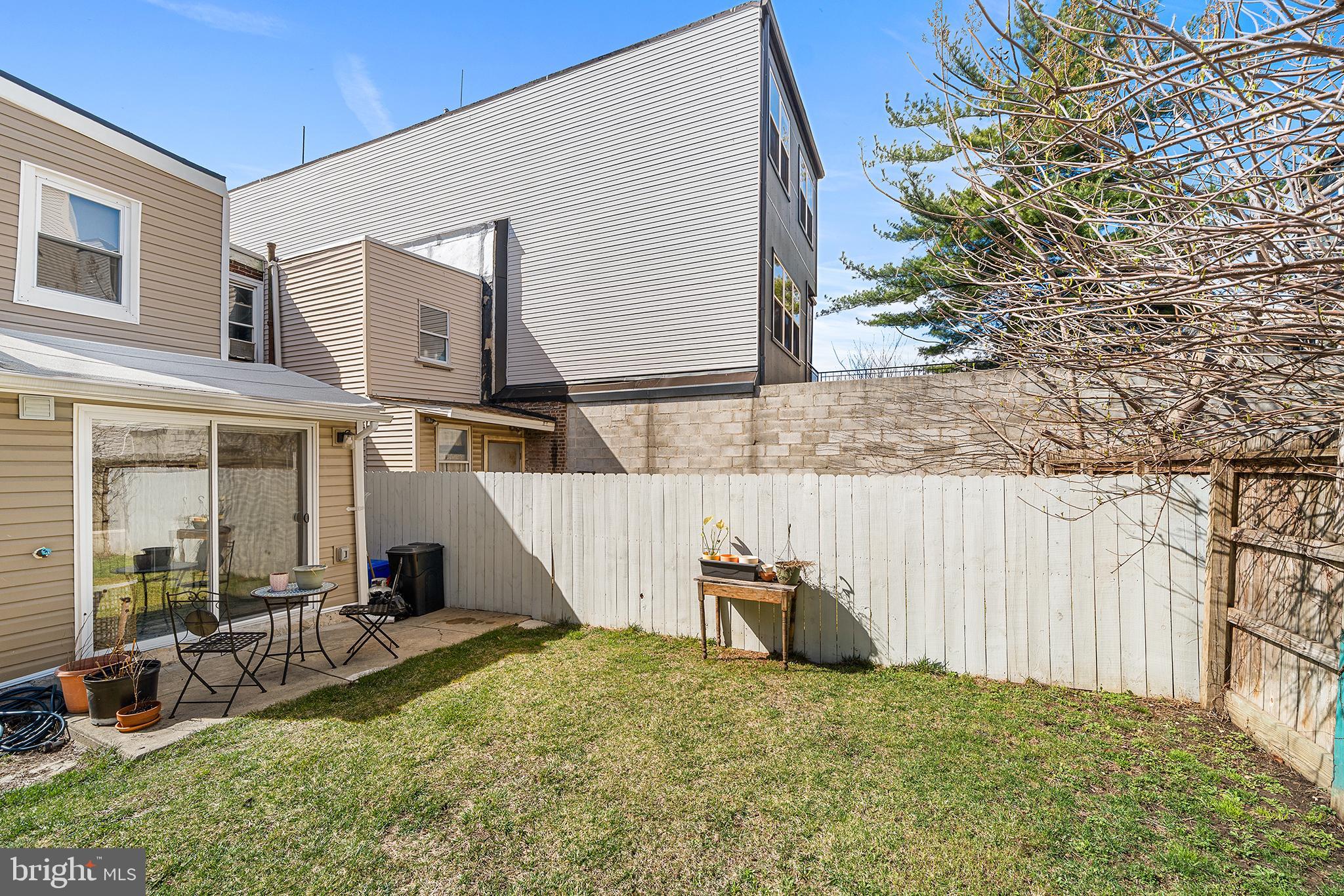 2037 E FLETCHER STREET