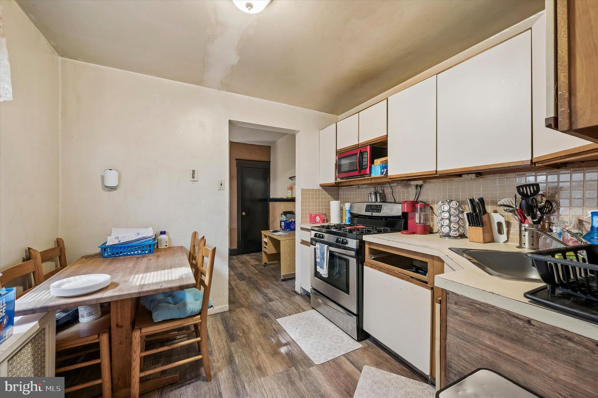 2242 E MONMOUTH STREET