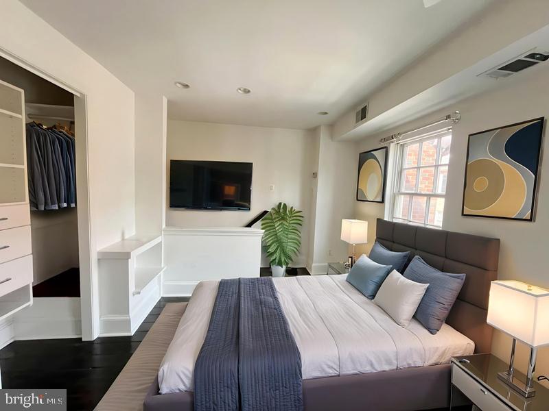 1104 LOMBARD STREET 43