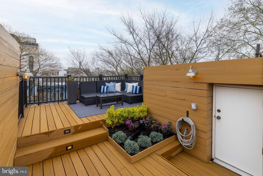 736 S 6TH STREET