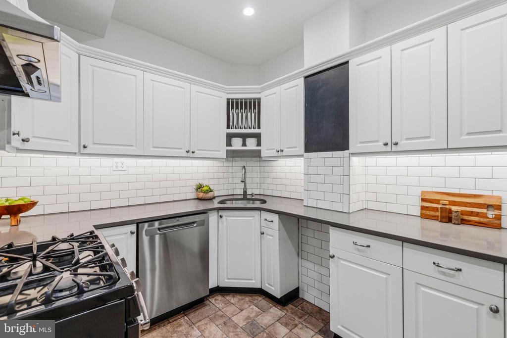 736 S 6TH STREET