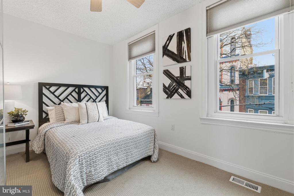 736 S 6TH STREET