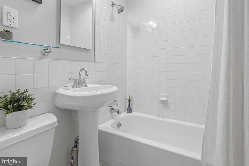 736 S 6TH STREET