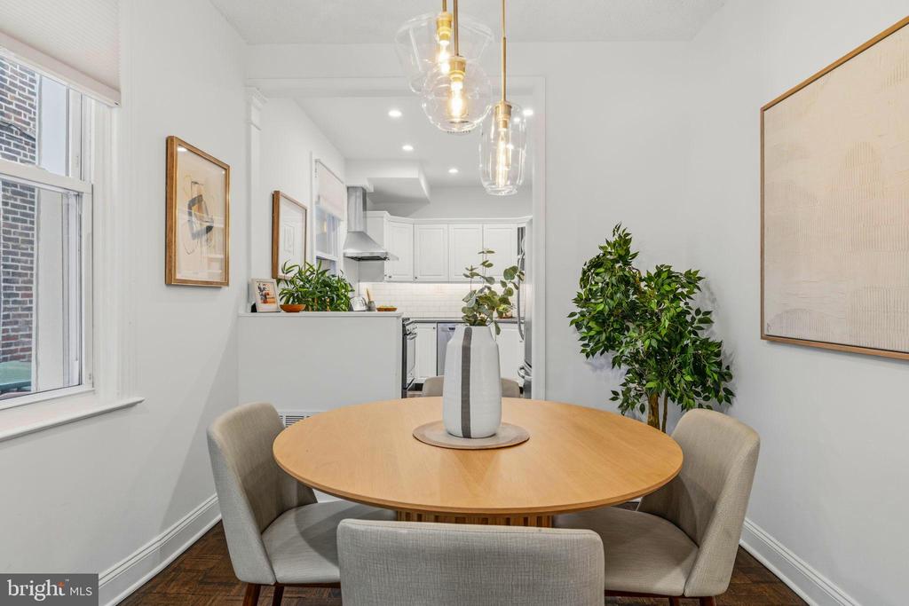 736 S 6TH STREET