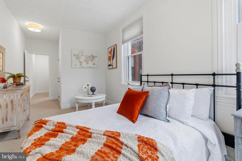 736 S 6TH STREET