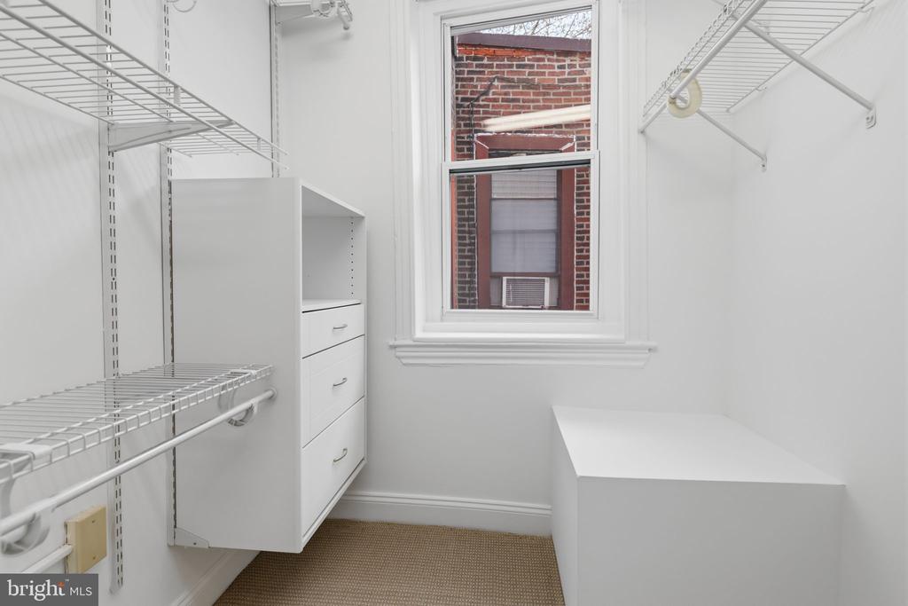 736 S 6TH STREET