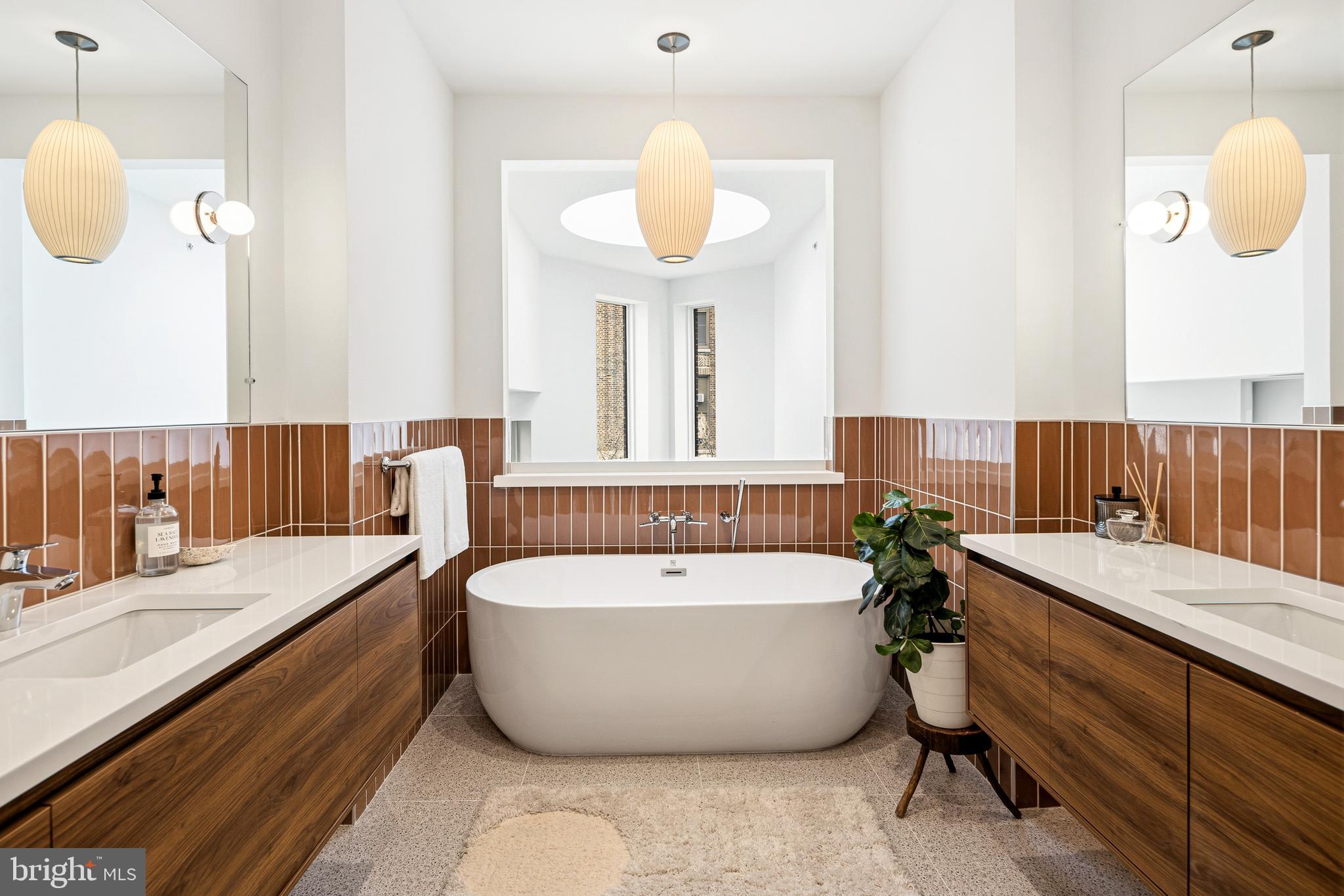 633 E THOMPSON STREET