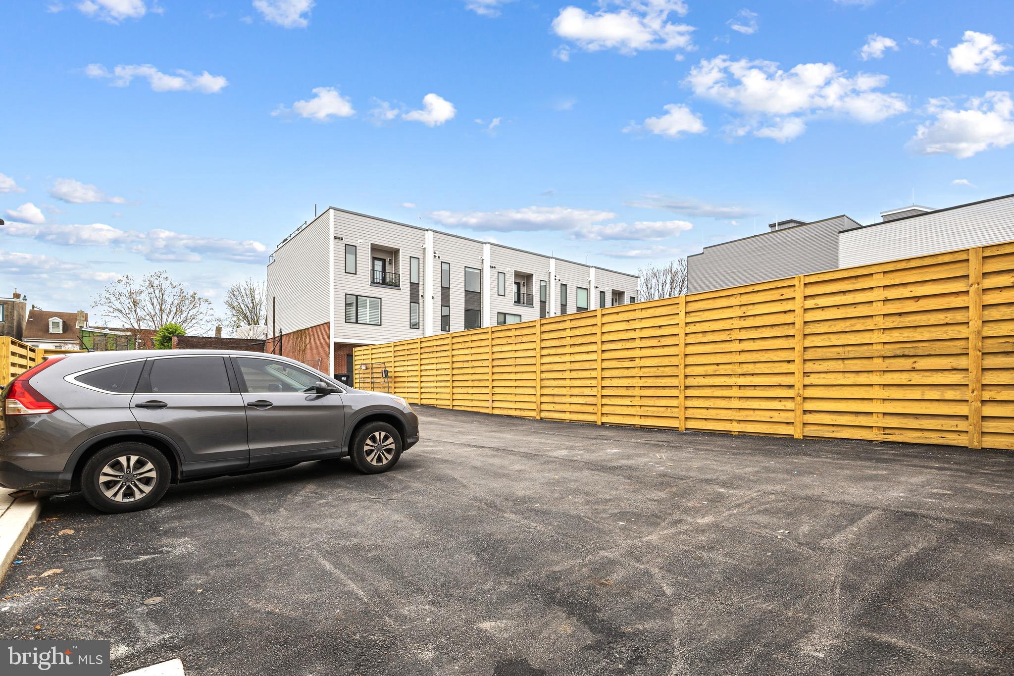 633 E THOMPSON STREET