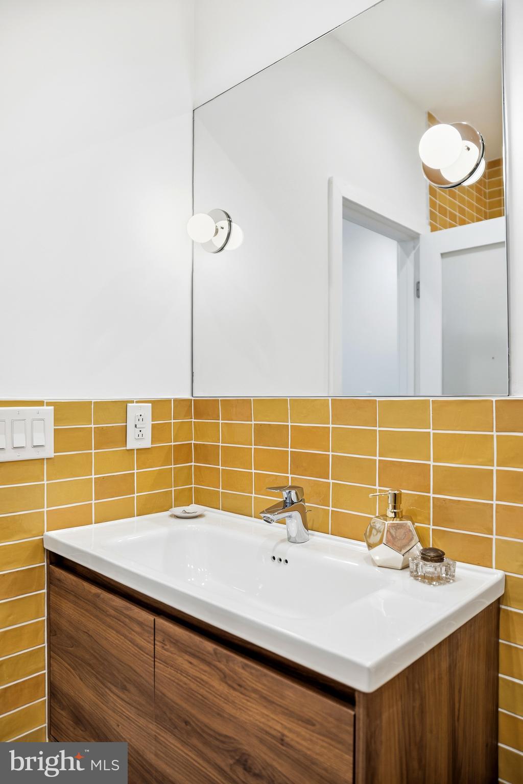 633 E THOMPSON STREET