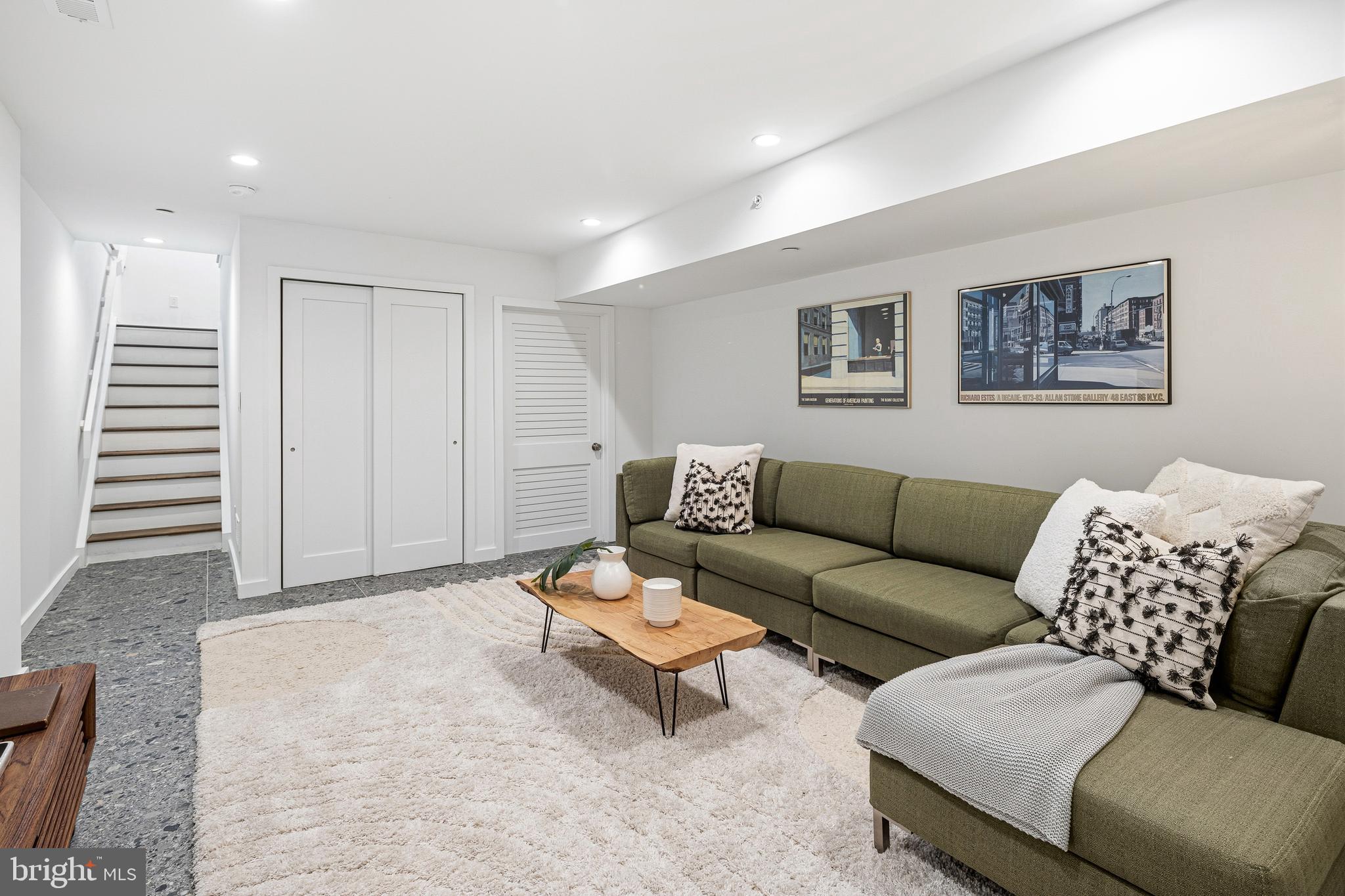 633 E THOMPSON STREET