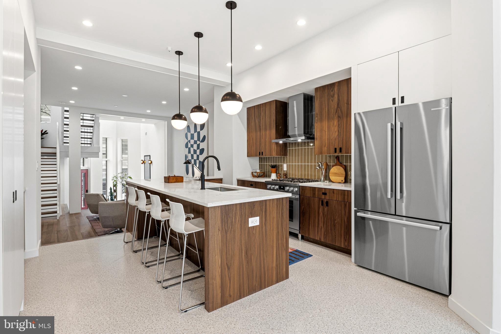 633 E THOMPSON STREET