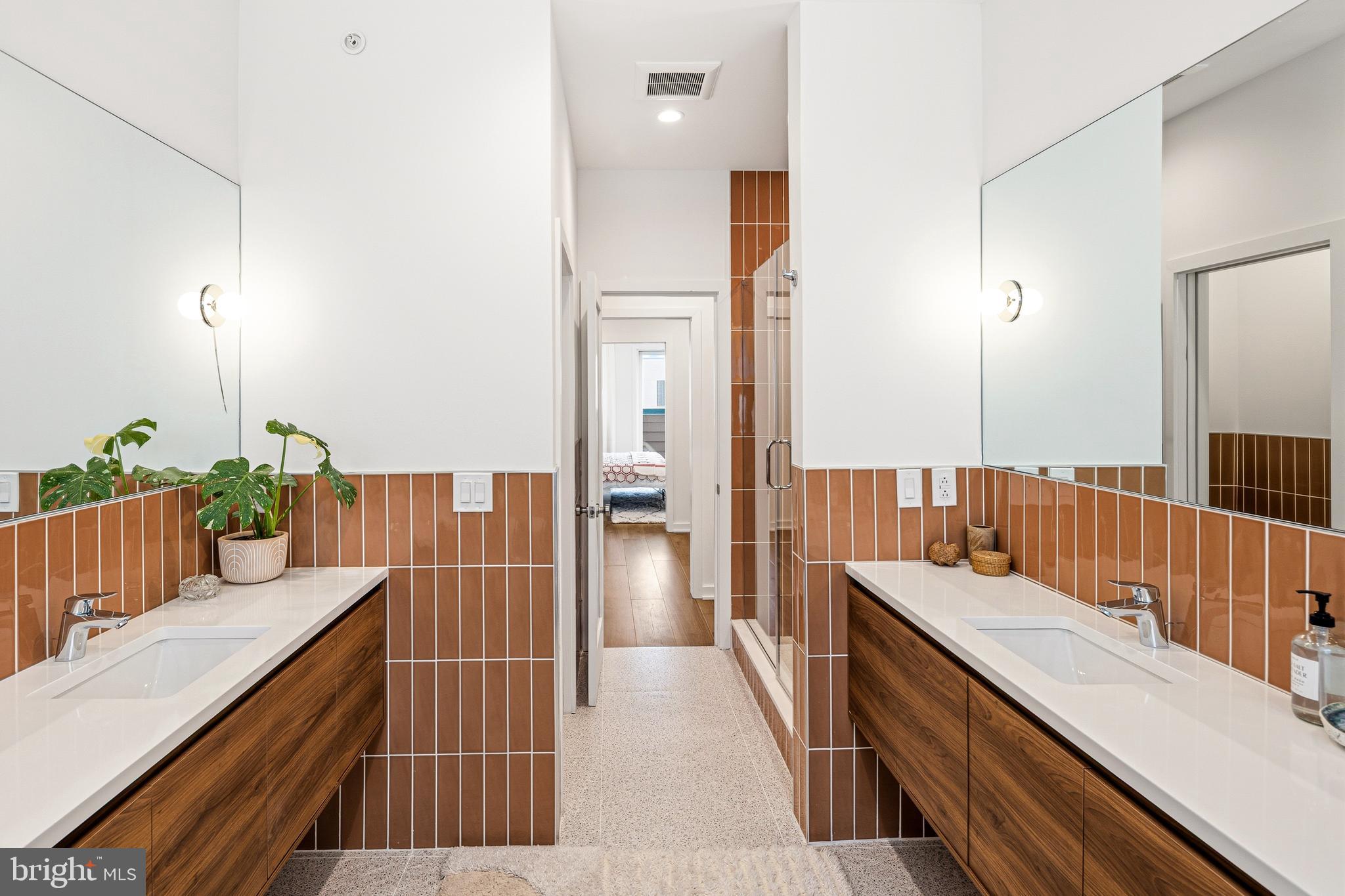 633 E THOMPSON STREET