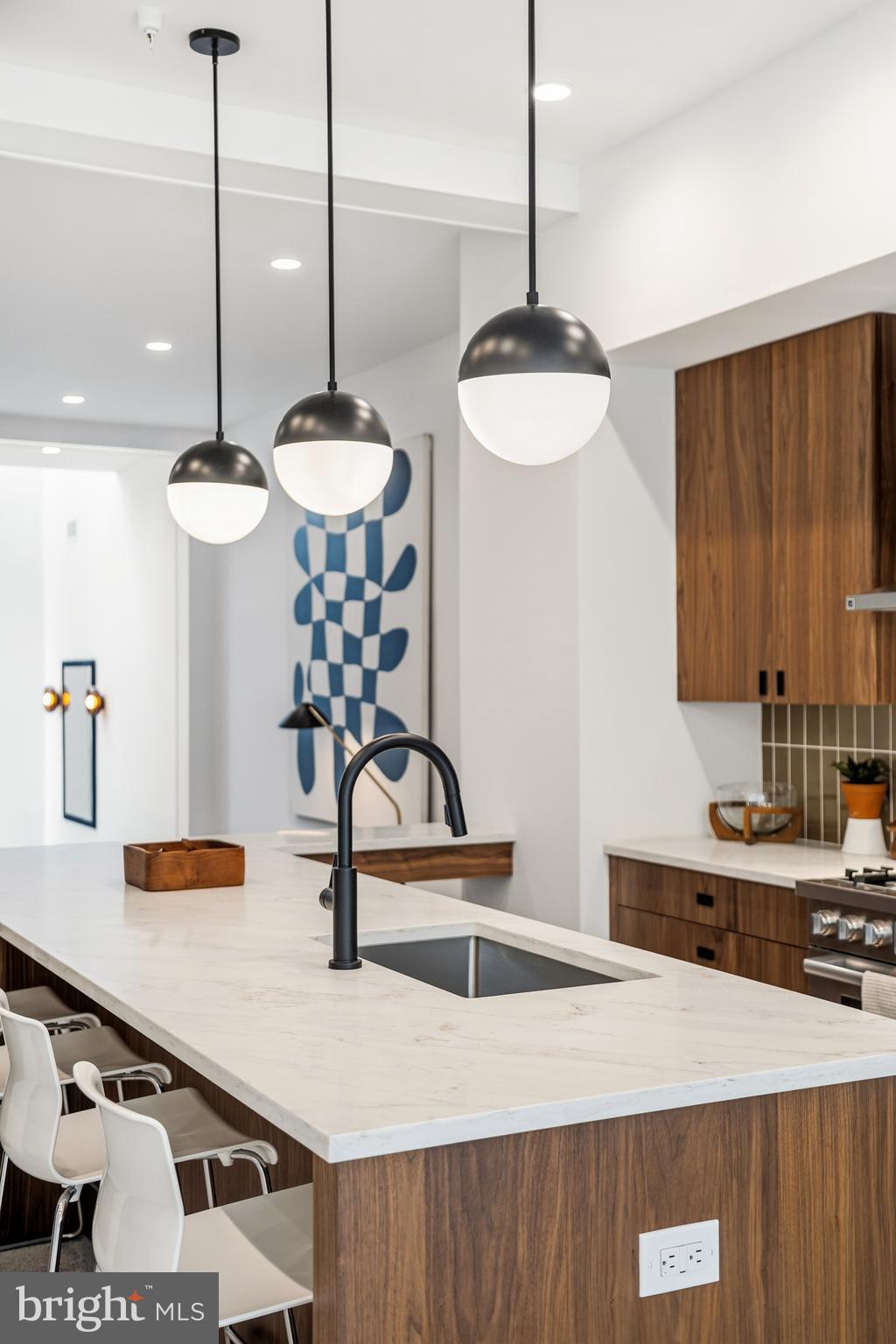 633 E THOMPSON STREET