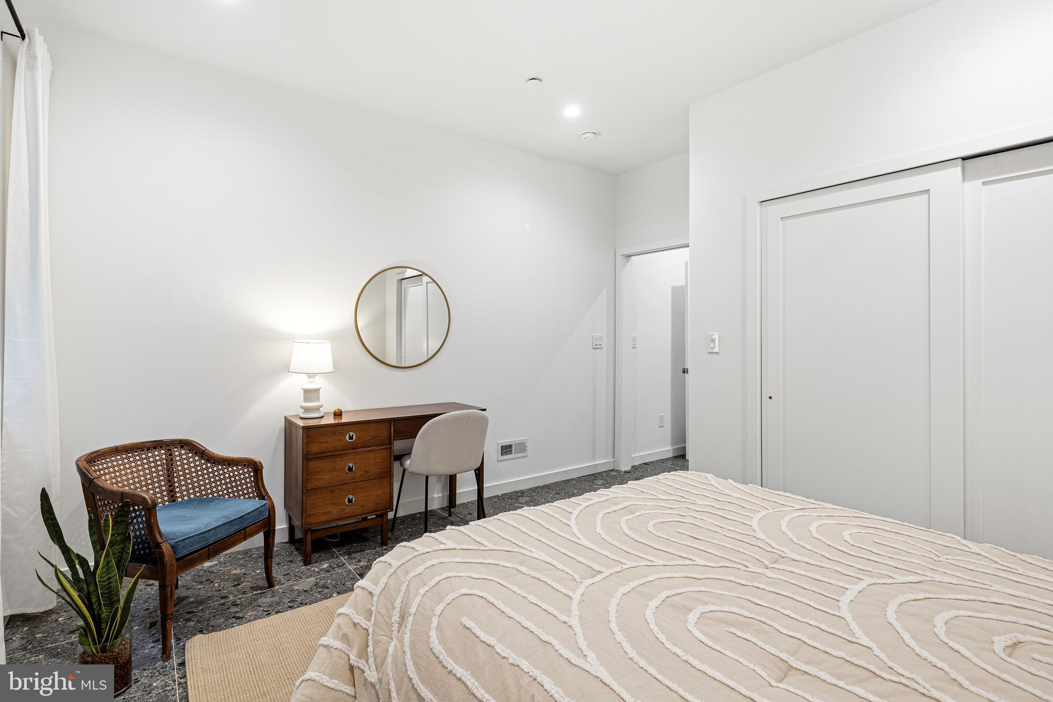 633 E THOMPSON STREET