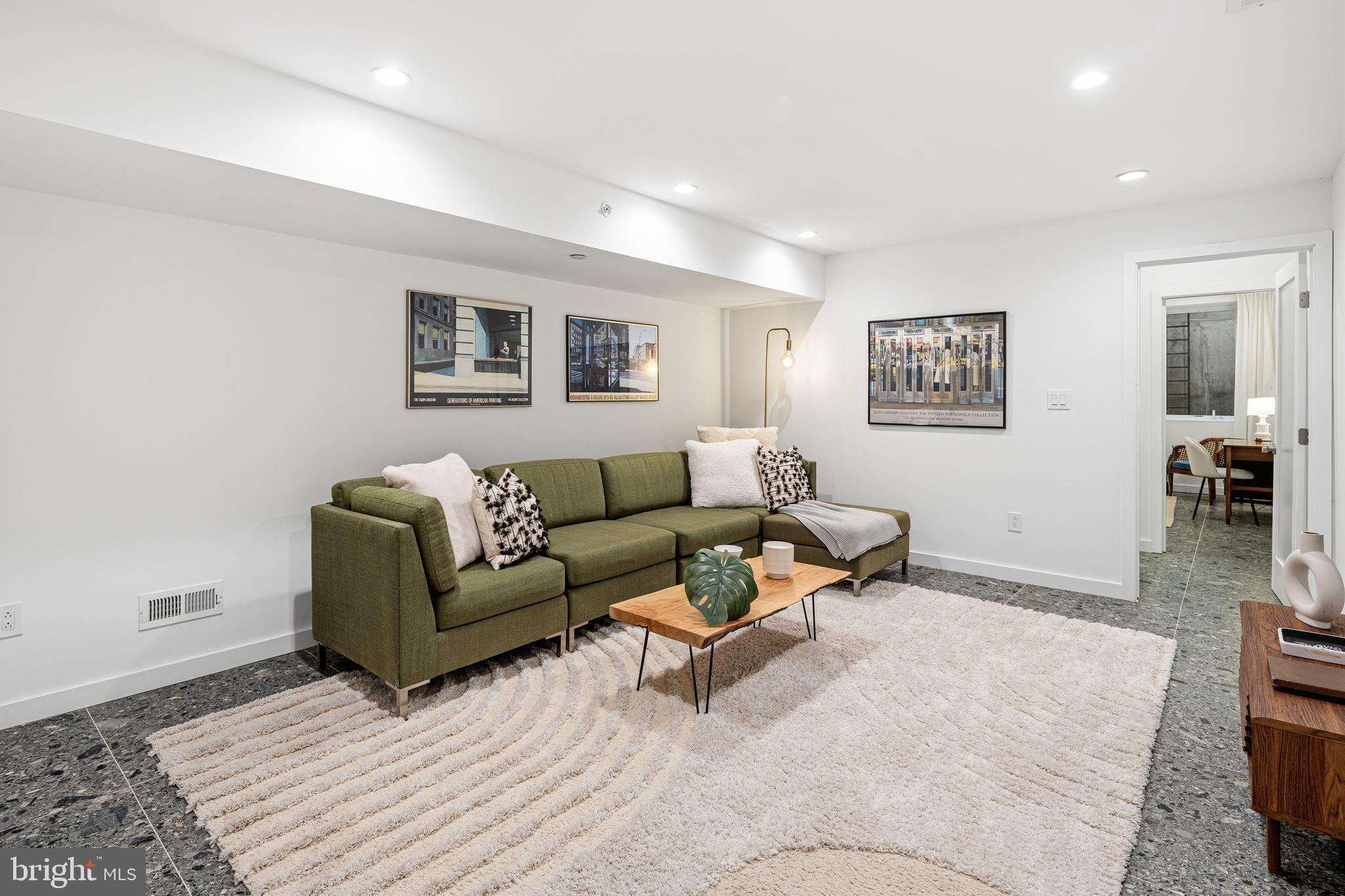 633 E THOMPSON STREET