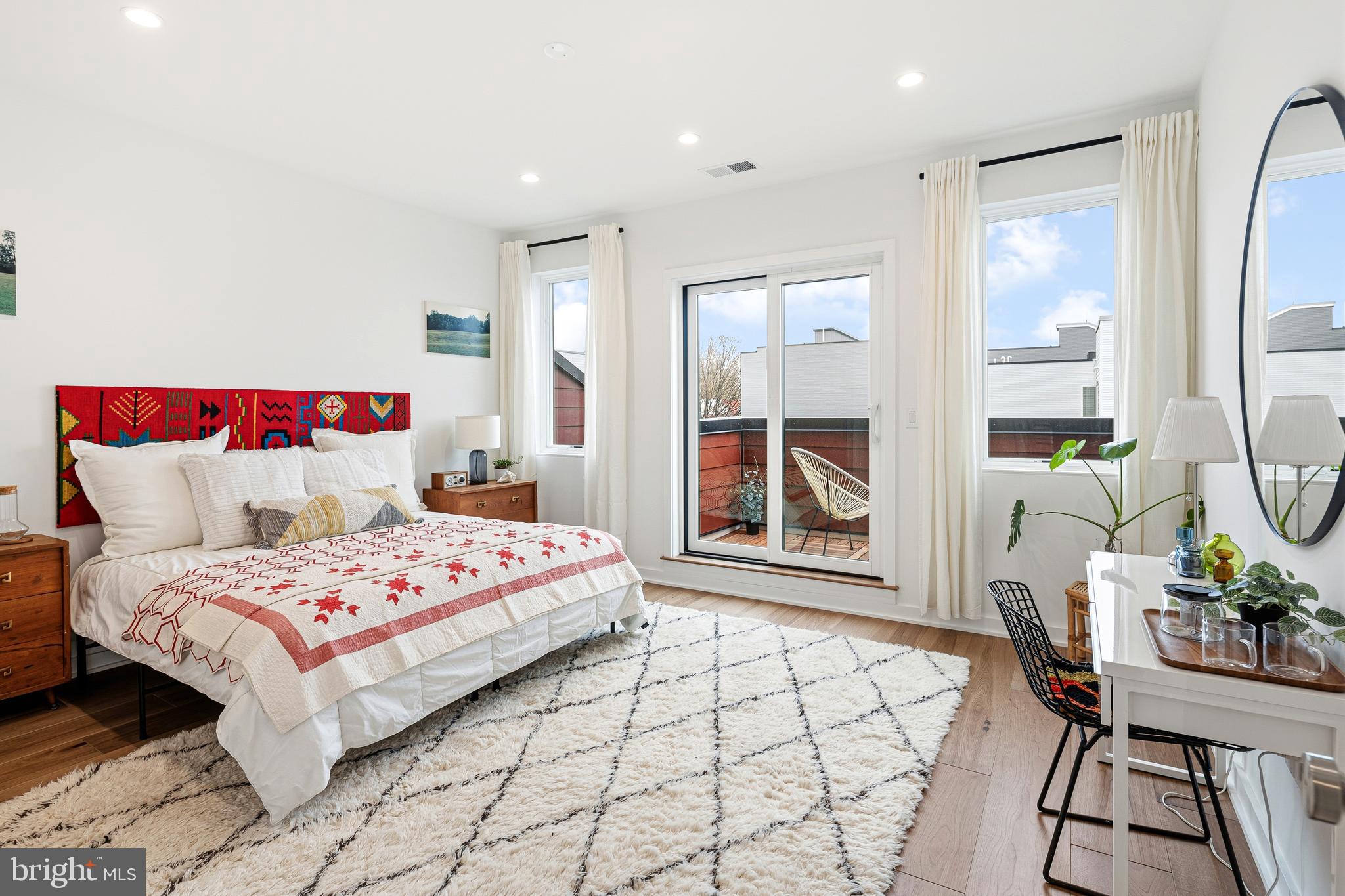 633 E THOMPSON STREET