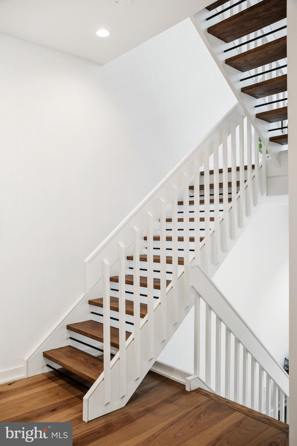 633 E THOMPSON STREET