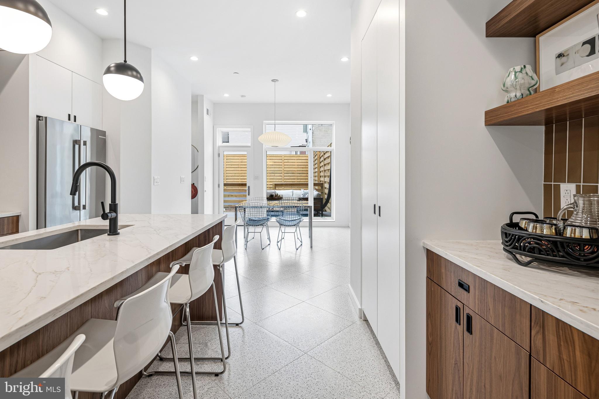 633 E THOMPSON STREET